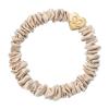 By Eloise London Skinny Silk Scrunchie Gold Heart Ластик за коса за жени 1 бр Нюанс Sand