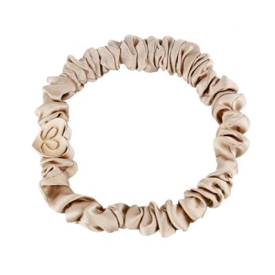 By Eloise London Skinny Silk Scrunchie Gold Heart Ластик за коса за жени 1 бр Нюанс Sand