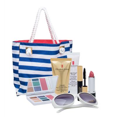 Elizabeth Arden Ceramide Lift And Firm SPF30 Подаръчен комплект дневен крем 30 ml + палитра сенки за очи 6,8 g + балсам за устни 14,8 g + спирала 3 ml + червило 3,5 g + слънчеви очила + чантичка