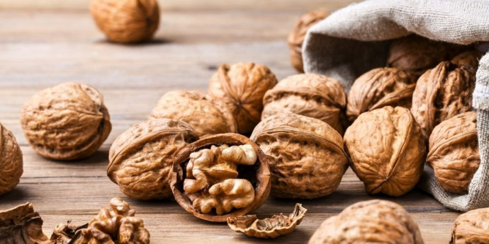 Орехови черупки за потъмняване на косата