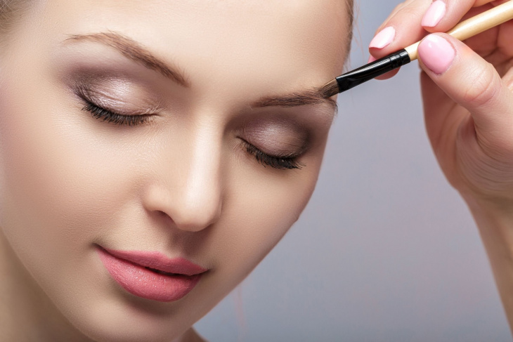 оформяне на вежди