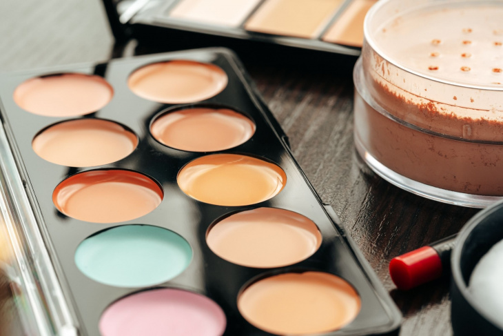 Палитра с цветни коректори