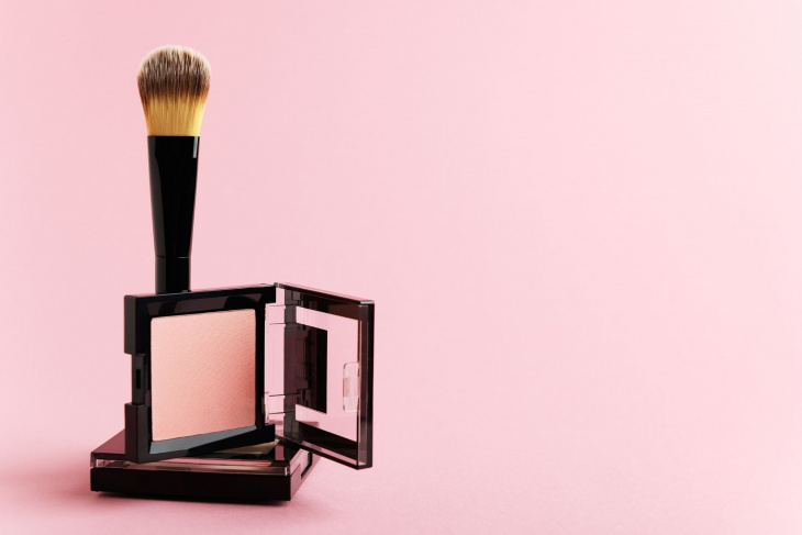 Прахообразен руж и четка за руж