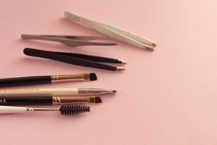 грижа за веждите