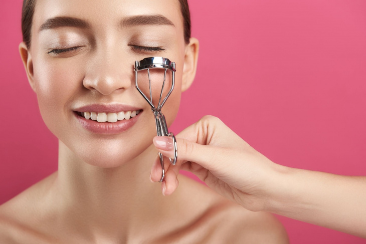 Извиване на мигли