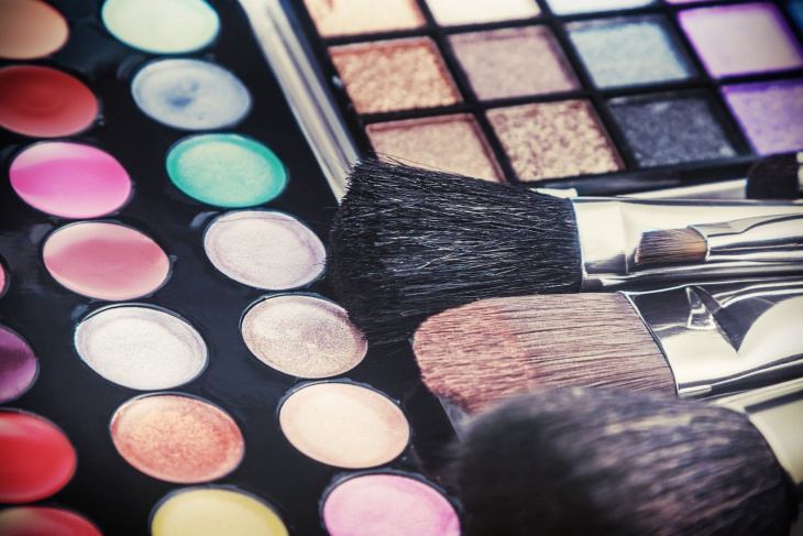 Евтини палитри сенки за очи